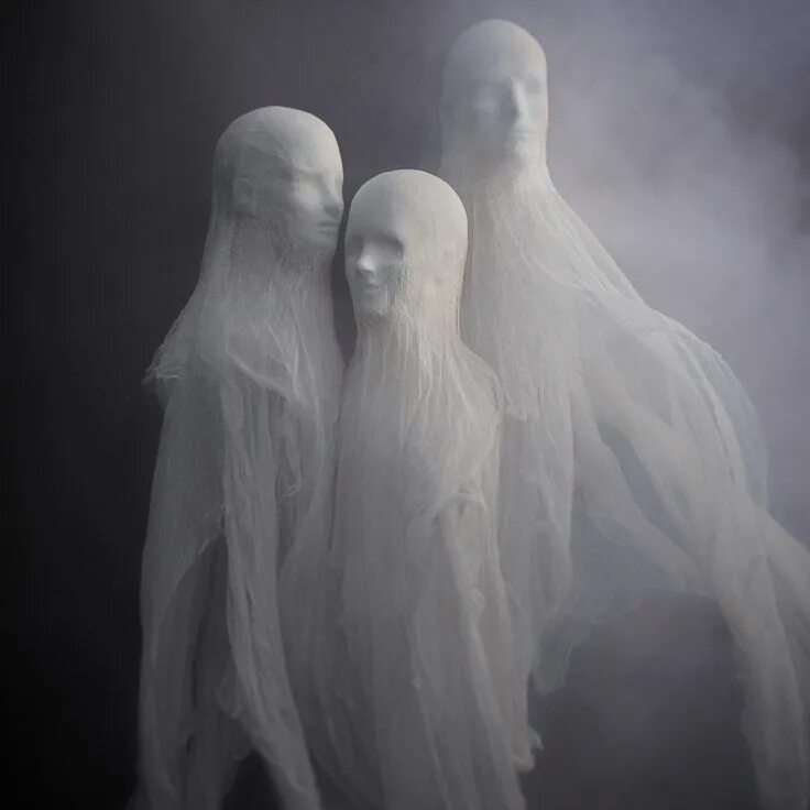 Покажи фото духа How to Make Cheesecloth Ghosts for Your Halloween Decor Creepy halloween decorat