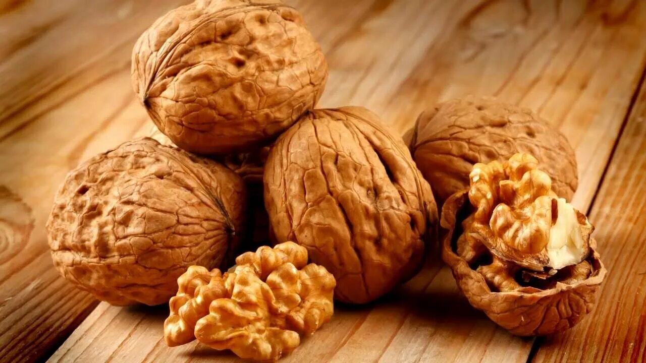 Покажи фото грецкого ореха Постер на экокоже 60x60 LinxOne Орехи nuts walnuts грецкий орех - купить в интер