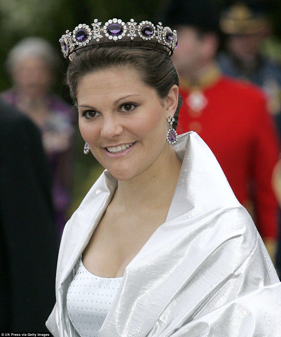 Покажи фото королева Crown Princess Victoria Tiaras