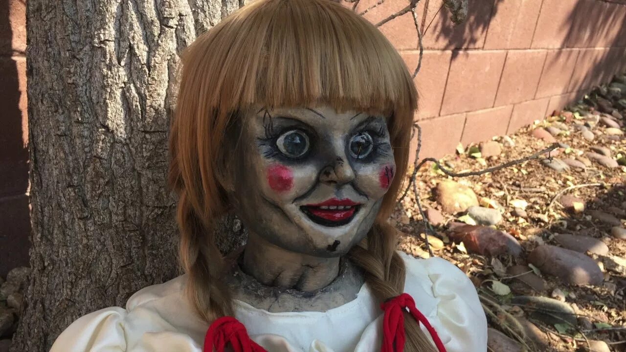 Покажи фото куклы анабель Annabelle Doll 1:1 Scale Replica Prop - YouTube