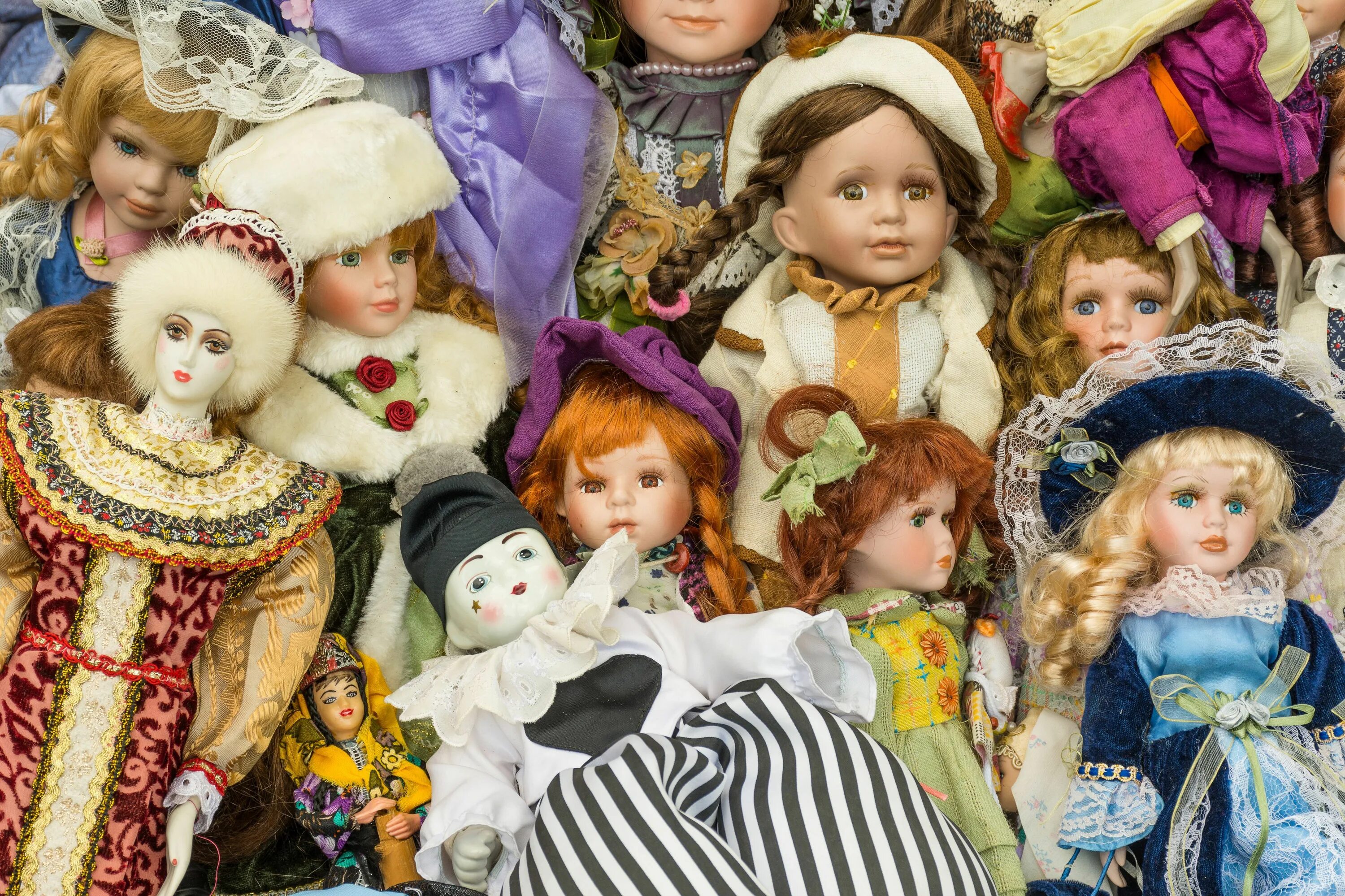 Покажи фото кукол Discover how collectors categorize different types of dolls and explore some of 