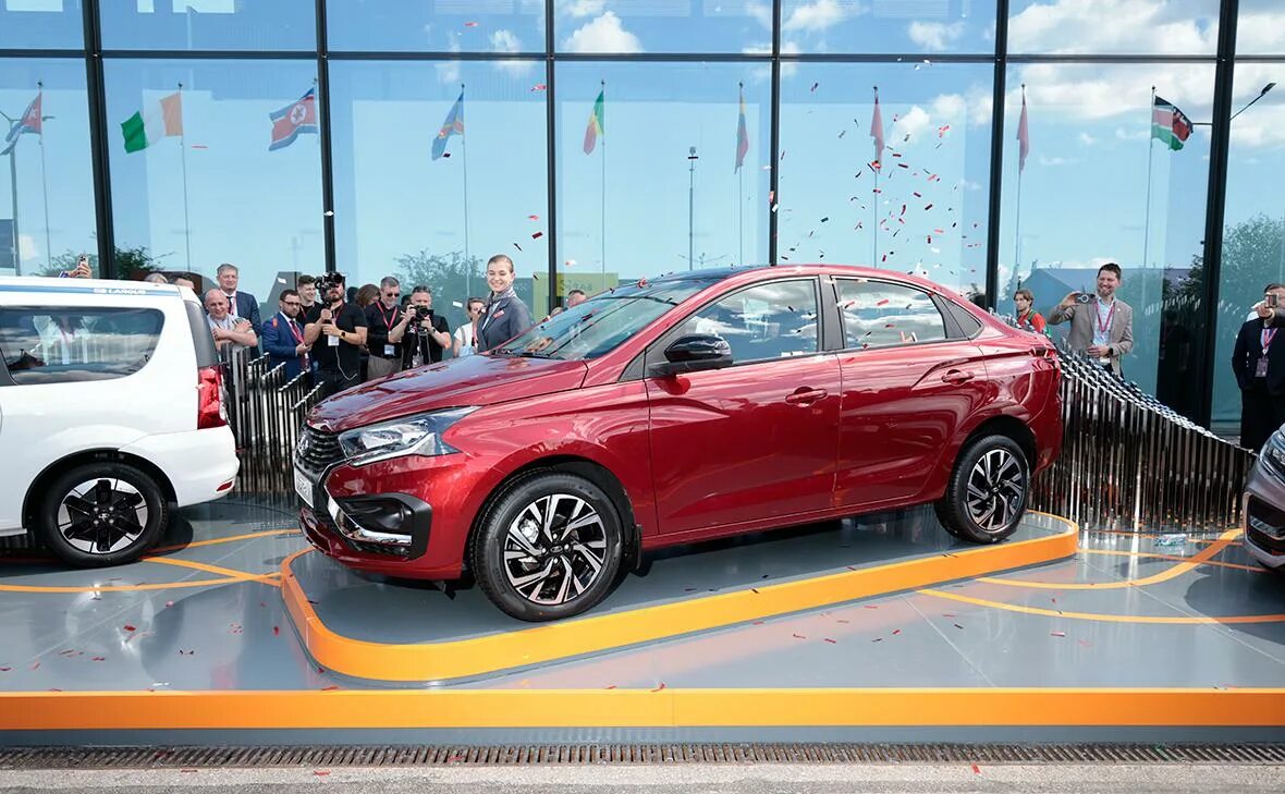 Покажи фото лада искра Врио самарского губернатора предпочел Lada Aura новой Lada Iskra - РБК