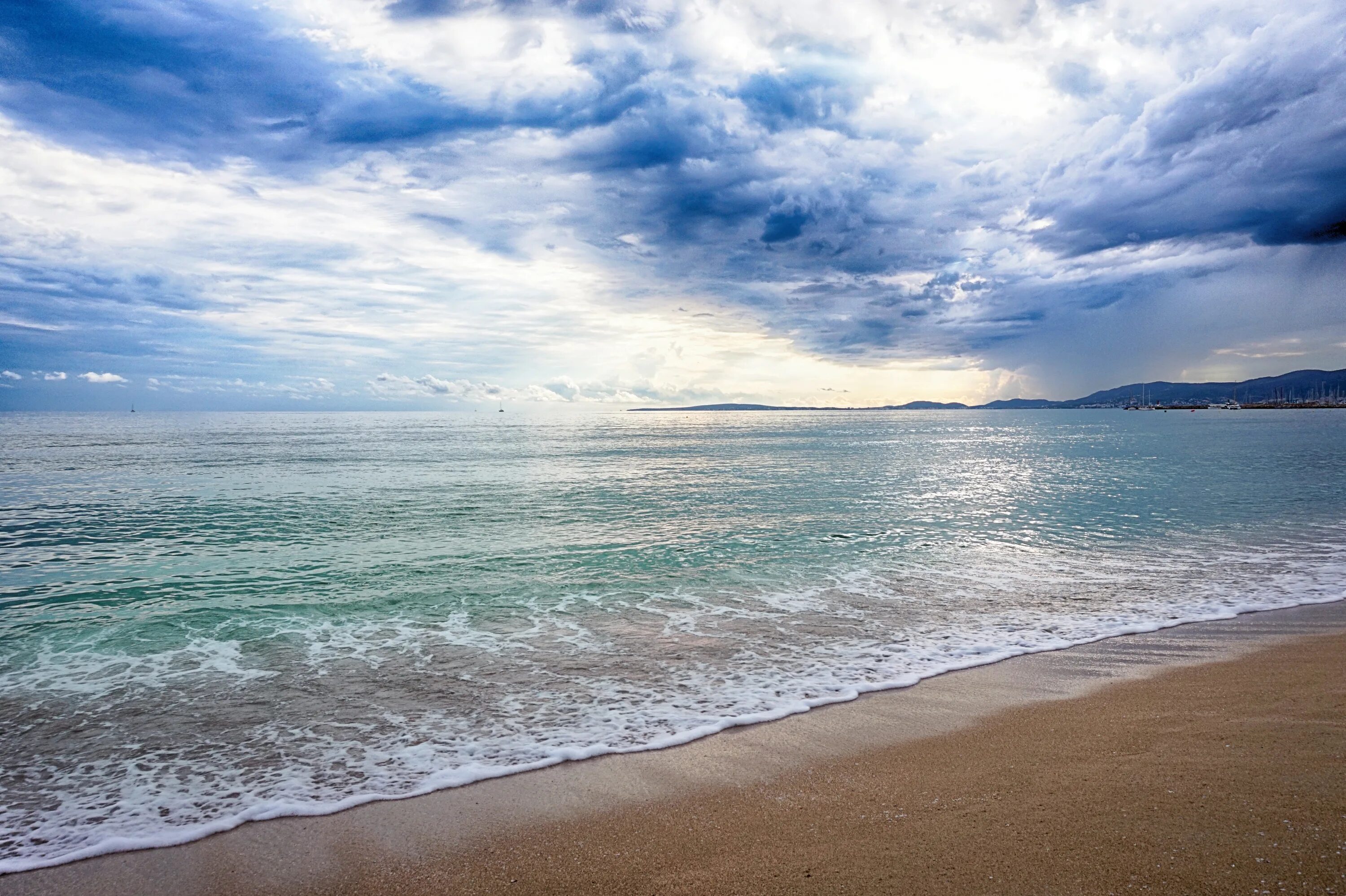 Покажи фото моря Beach near the sea in Mallorca on a cloudy day free image download