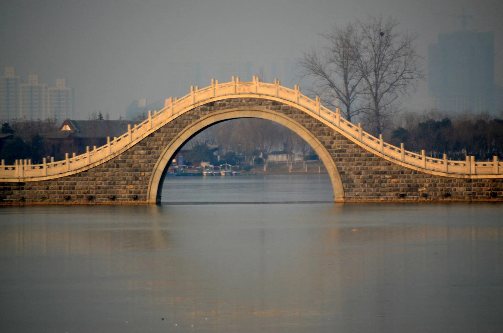 Покажи фото моста Stone Arch Bridge over Water