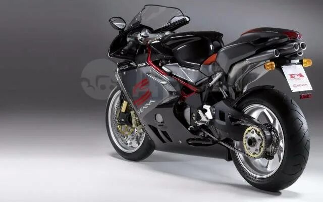 Покажи фото мотоцикла спортивного MV Agusta, 2007, 1 000 куб. см. 4х тактный, с пробегом, исправен, 12 000 км, без