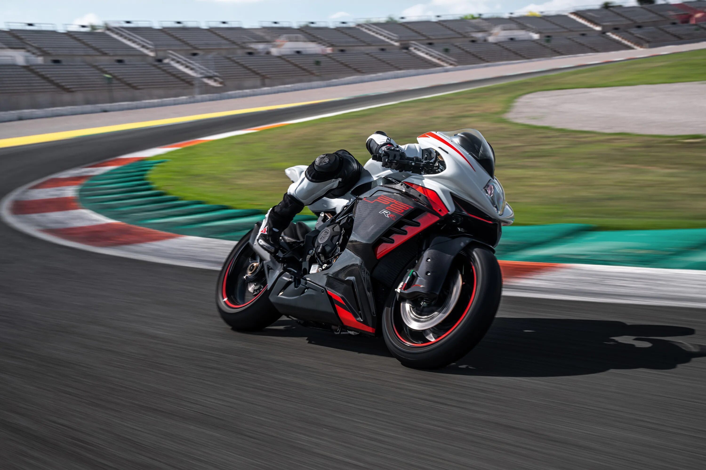 Покажи фото мотоцикла спортивного New high-spec MV Agusta F3 RR gains aero fairing for 2022 Visordown