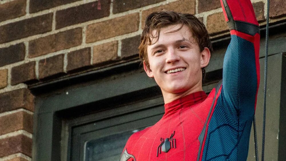 Покажи фото питера паркера Tom Holland Reveals Real 'Spider-Man 3' Title After Trolling Fans