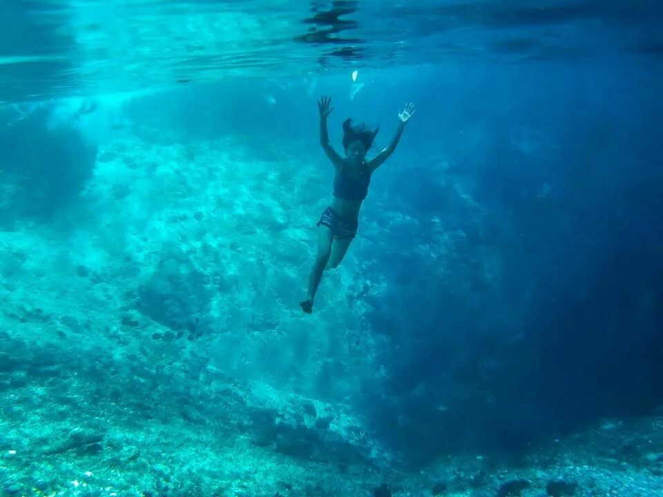 Покажи фото под водой sea ocean blue water rocks sand underwater people woman swimming Underwater pict