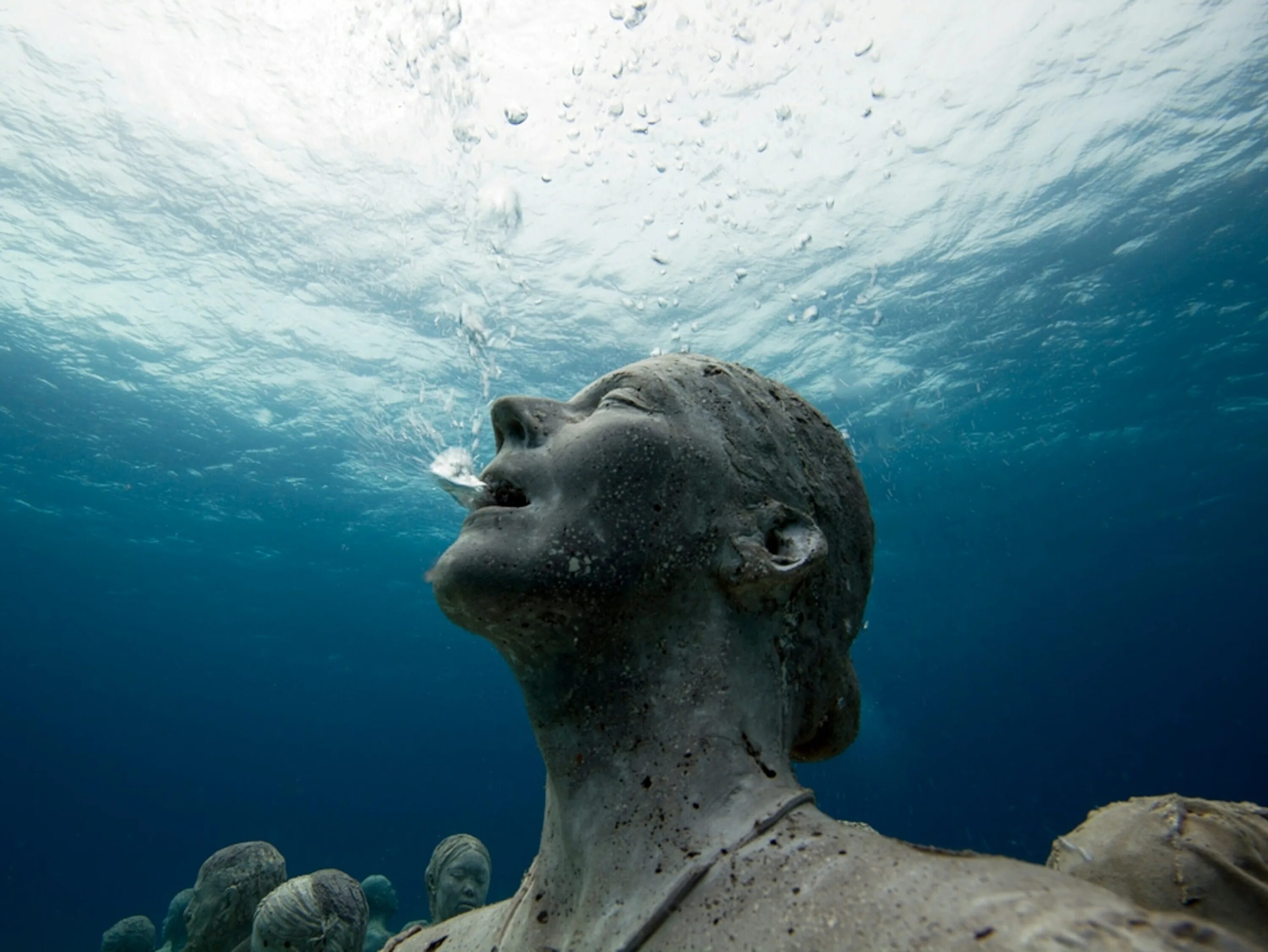 Покажи фото под водой Pictures: "Bodies" Fill Underwater Sculpture Park