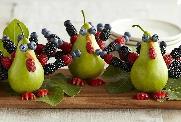 Покажи фото поделок из фруктов A 'Pear' of Berry Turkeys Recipe Fun kids food, Food art for kids, Creative food