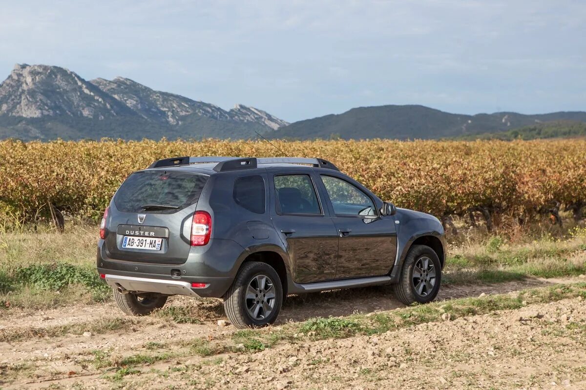 Покажи фото рено дастер Dacia Drops Proper Photo Gallery of the Restyled Duster, 1.2 TCe Averages 6.3 L/