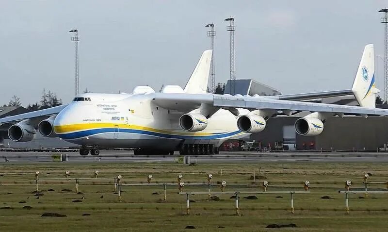 Покажи фото самого большого самолета в мире Самолет Ан-225 "Мрия" уничтожен на аэродроме Гостомеля - СМИ2