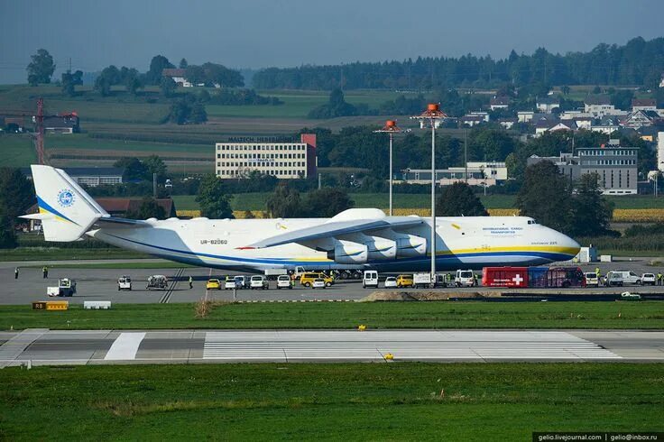 Покажи фото самого большого самолета в мире 32 Massive Pictures Of The World's Biggest Aircraft Aircraft, Cargo aircraft, Wo