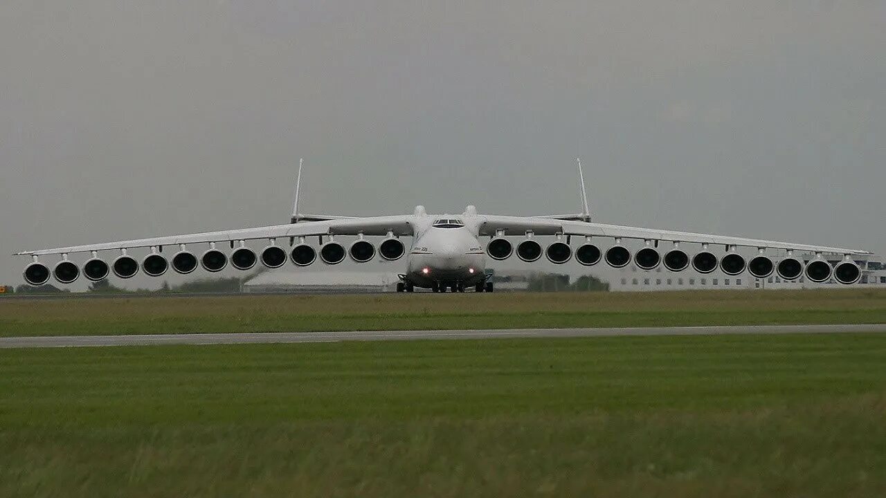 Покажи фото самого большого самолета в мире World's heaviest plane Antonov An-225 Mriya - YouTube