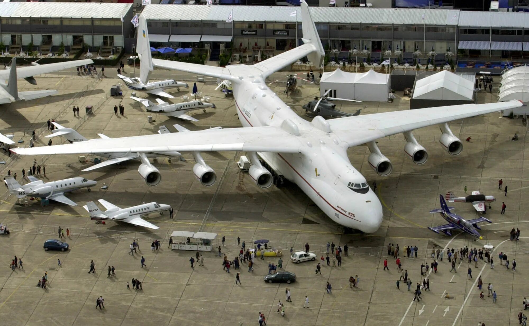 Покажи фото самого большого самолета в мире Largest plane in the world with football pitch-width wingspan flies again - and 