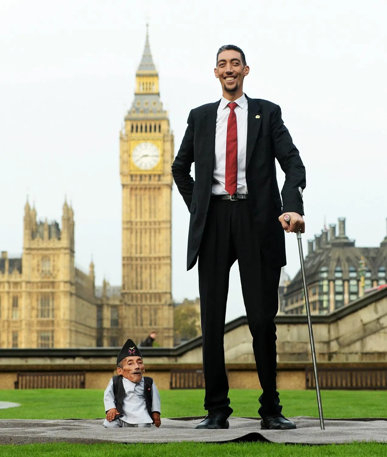 Покажи фото самого высокого человека The world's tallest and shortest men meet Tall guys, Sultan kösen, World