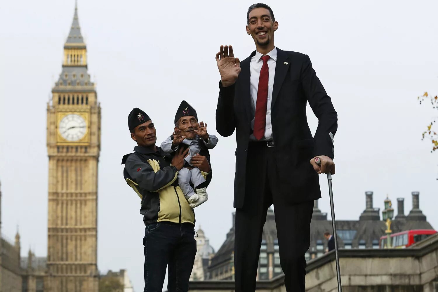 Покажи фото самого высокого человека The world’s tallest and shortest men meet