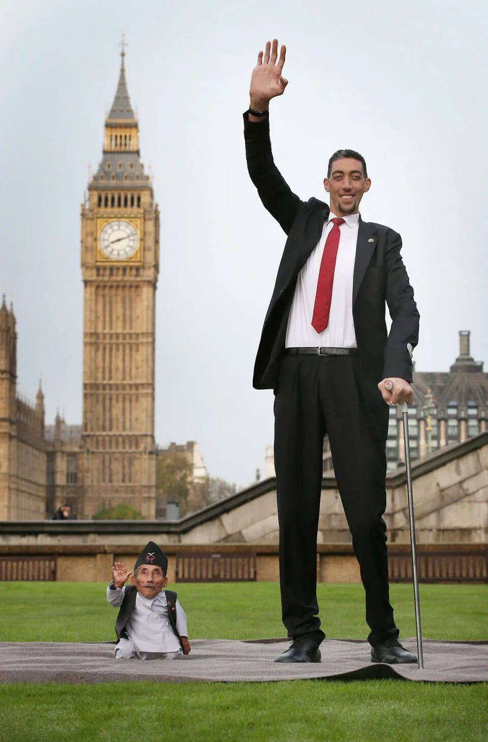 Покажи фото самого высокого человека World's tallest man meets world's smallest man