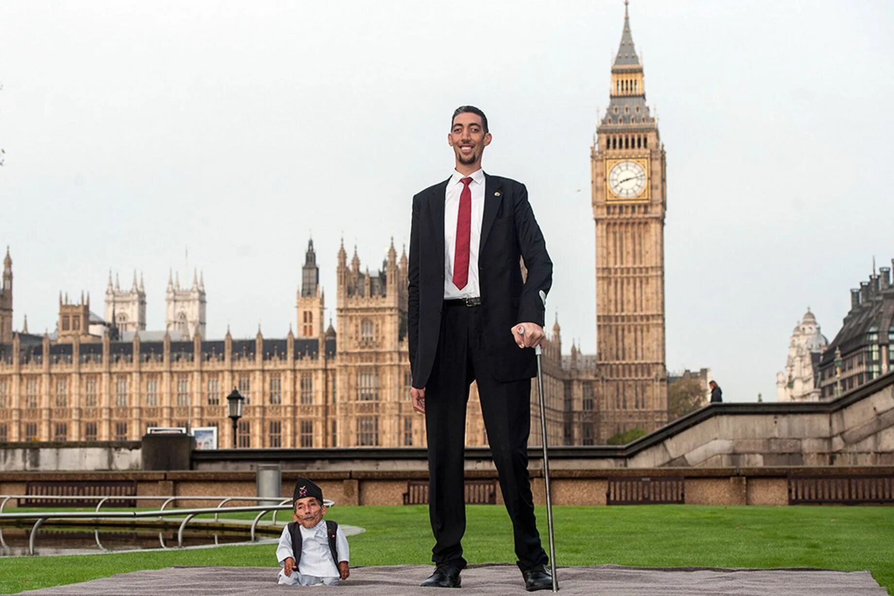 Покажи фото самого высокого человека в мире World's Tallest Man Of Turkey And Shortest Man Of Nepal Met On Thursday The litt