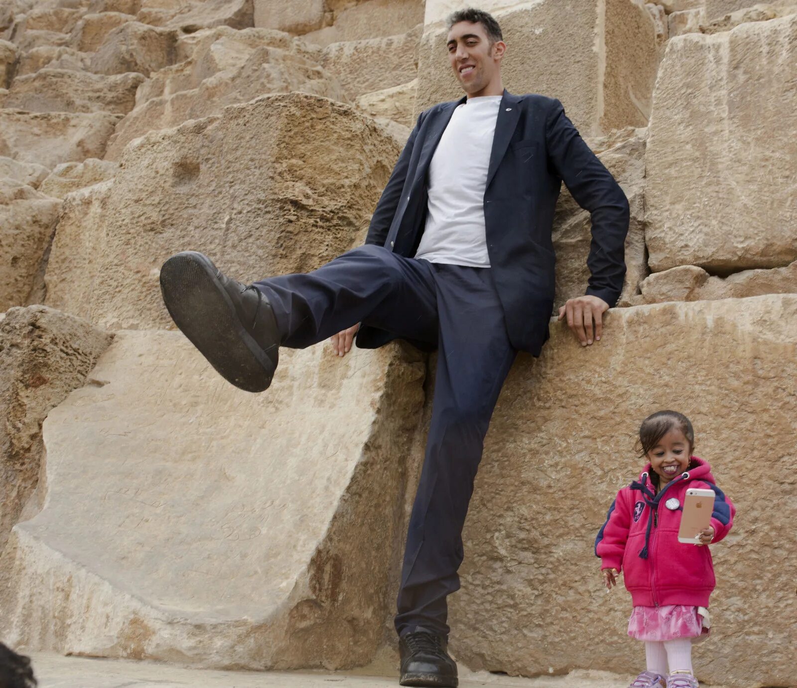 Покажи фото самого высокого человека в мире The World's Tallest Man And Shortest Woman Hung Out At The Pyramids And The Pict