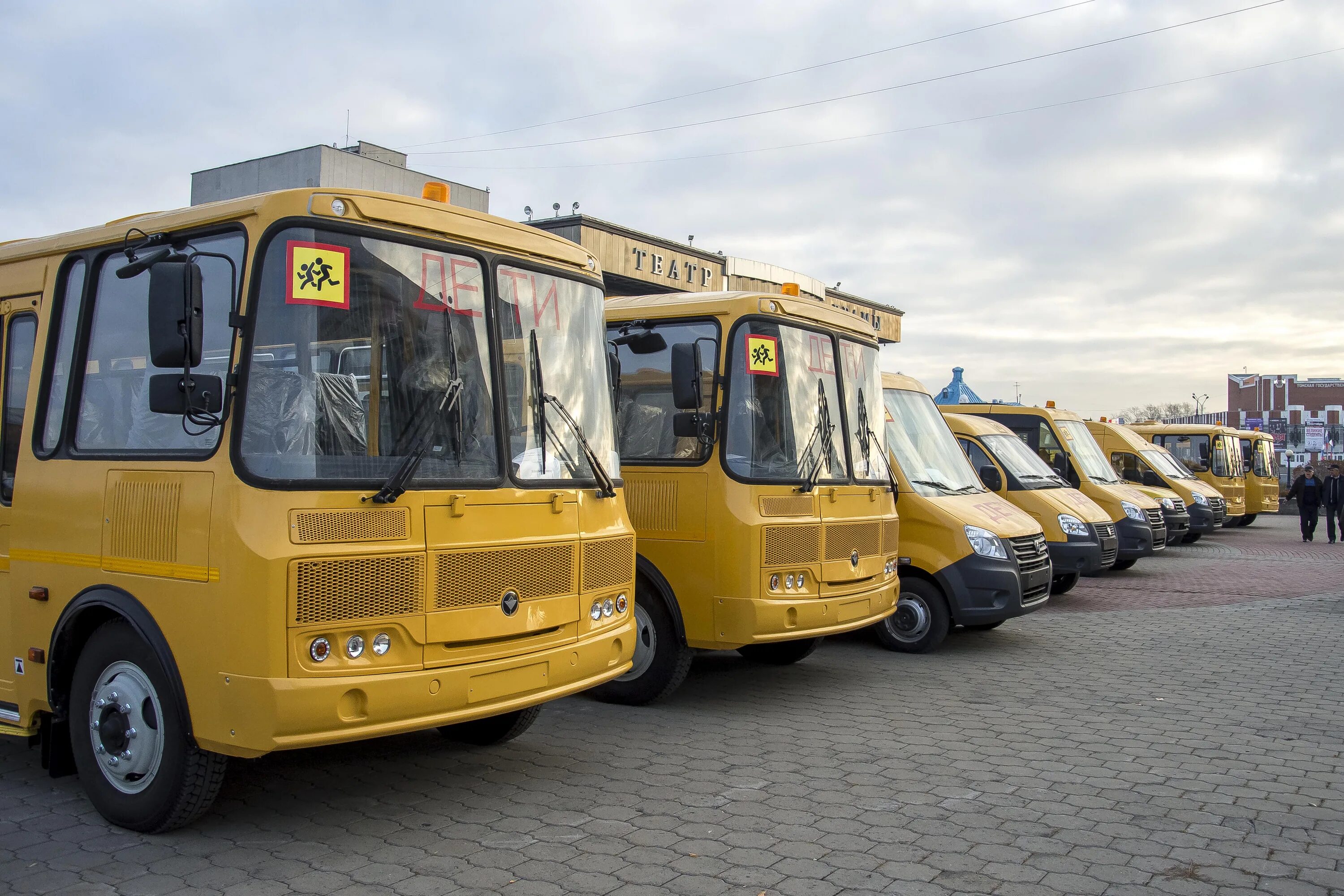 Покажи фото школьных автобусов Кладбище школьных автобусов вебтун