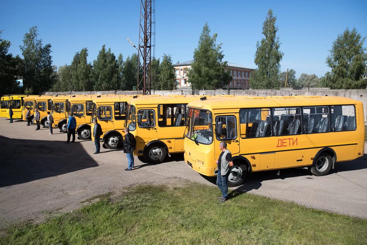 Покажи фото школьных автобусов Вручение ключей от школьных автобусов. Псков, 31 августа 2017 г. Портал государс