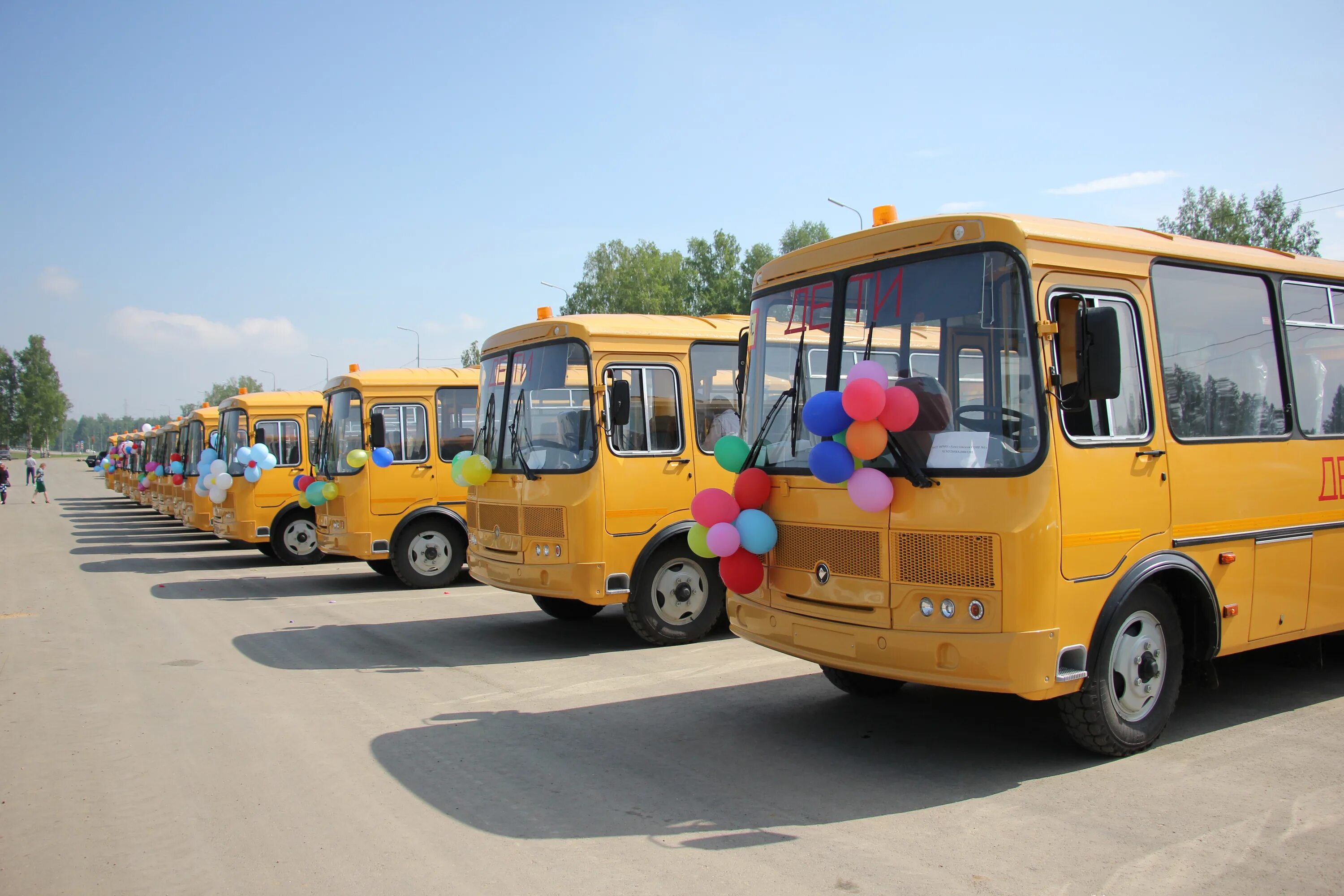 Покажи фото школьных автобусов Мэр Иркутского района вручил ключи от 13-ти новых автобусов директорам школ - Ir