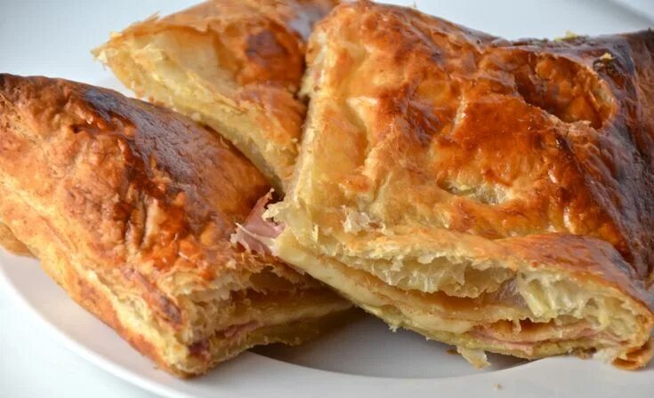 Покажи фото слоек с ветчиной и сыром Ham and Cheese in Puff Pastry