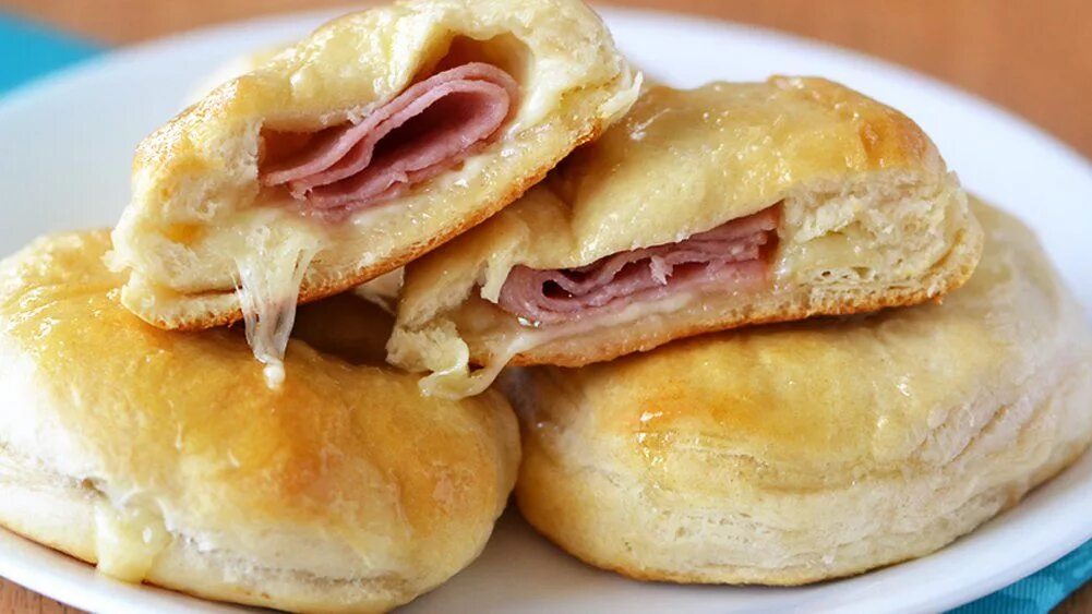 Покажи фото слоек с ветчиной и сыром Stuffed Honey-Ham Biscuits Recipe Recipes, Honey ham biscuits, Breakfast dishes