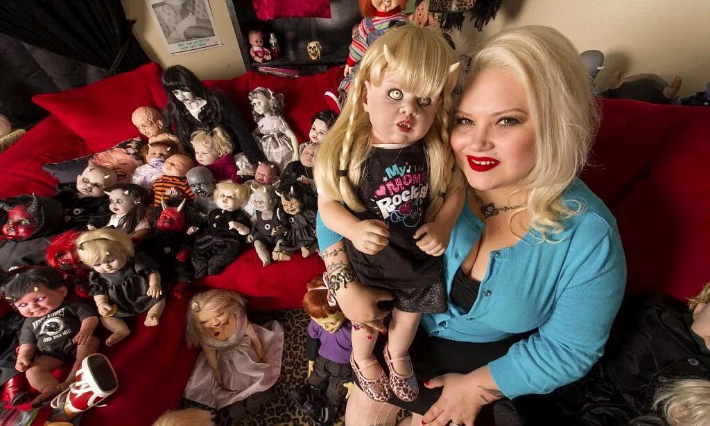 Покажи фото страшных кукол Marilyn Mansfield: The woman with 500 life-like horror dolls that she treats lik