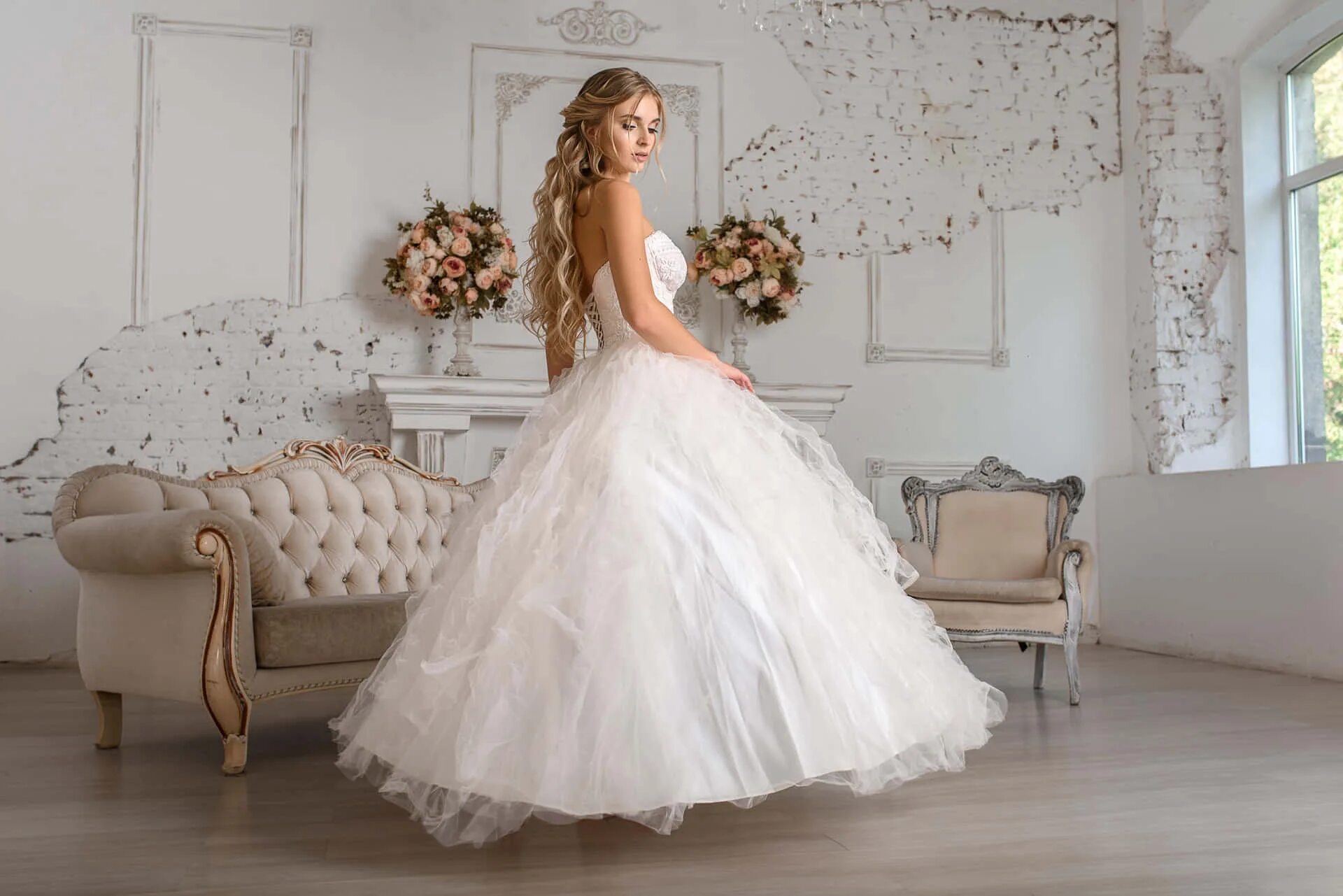 Покажи фото свадебных платьев Download Elegant Bride in Beautiful Wedding Dress Wallpapers.com