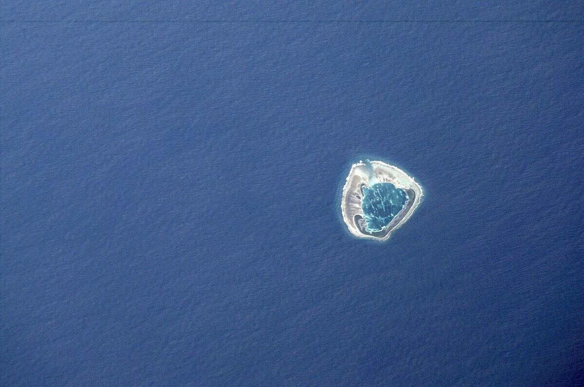 Покажи фото точки немо File:Ducie Island from Space (ISS002-E-10044).jpg - Wikipedia