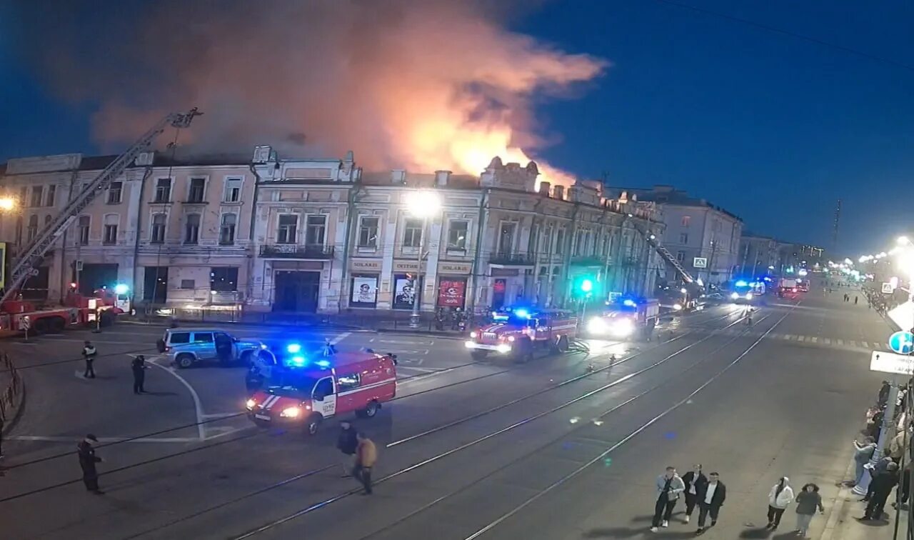 Покажи фото вчера горящего здания в иркутске 40 человек тушат пожар в центре Иркутска Горит Типичный Иркутск