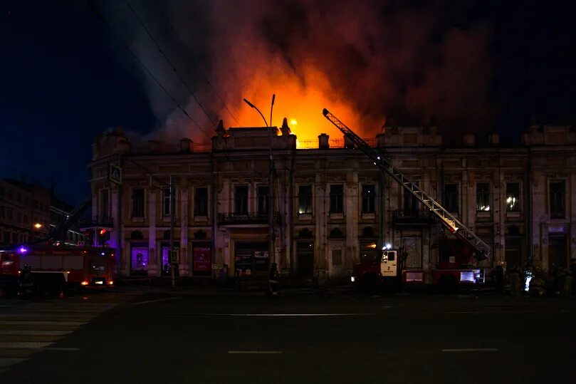 Покажи фото вчера горящего здания в иркутске Памятник в огне: в пятницу, 13-го, в Иркутске сгорело здание под номером 13 - МК