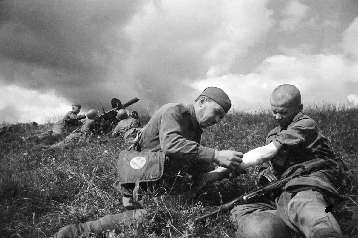 Покажи фото великой отечественной войны Не только спас раненого, но и лично принял участие в штурме высоты. Подвиг санит