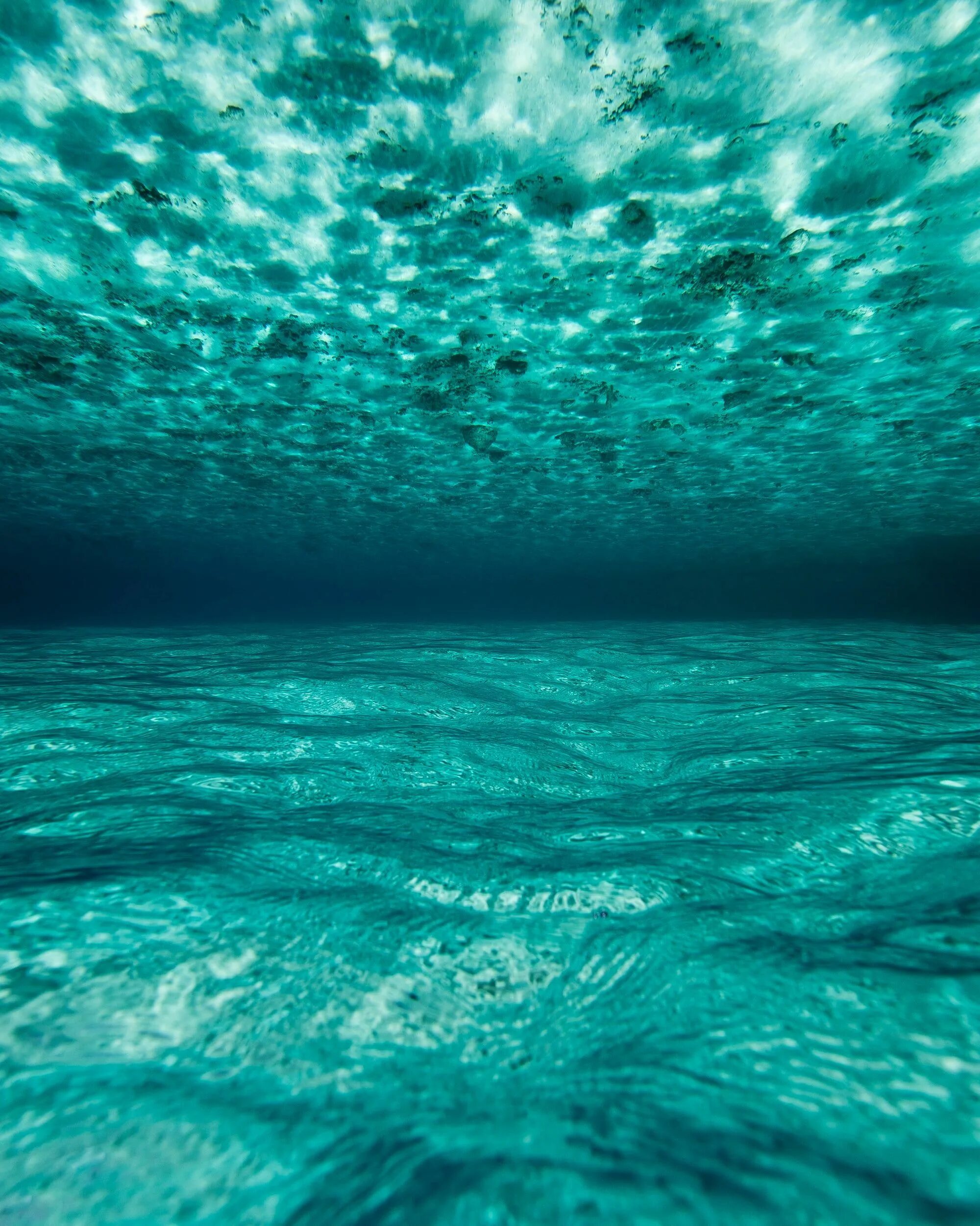 Покажи фото воды Halfway transition point between clouds and ocean (ignore colour). Underwater im