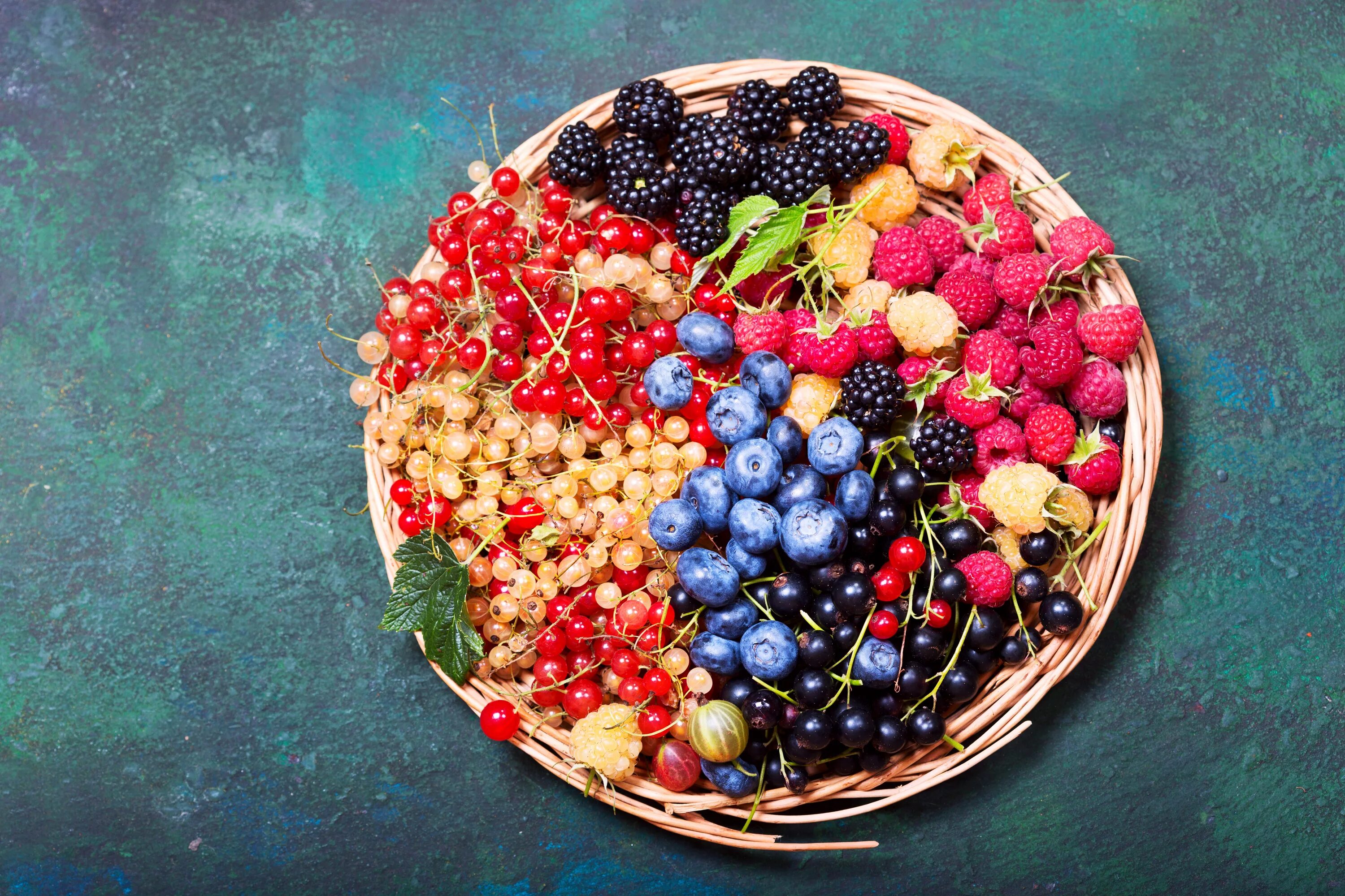 Покажи фото ягод Appetizing fresh berries on the table top view Desktop wallpapers 600x1024