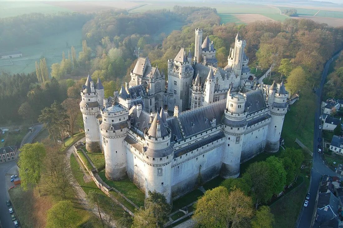 Покажи фото замка Пьерфон: средневековый боевой замок, где жили короли Kasteel, Kastelen, Paleizen