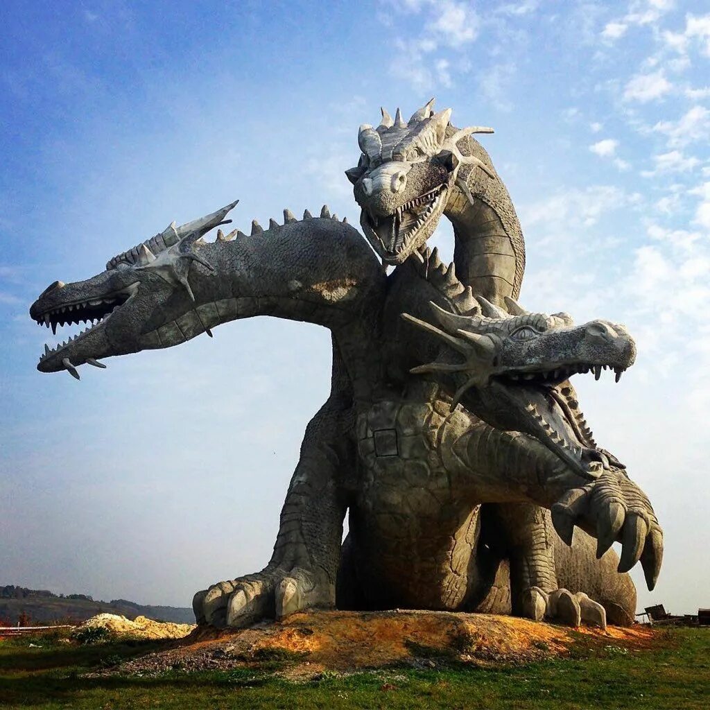 Покажи фото змея горыныча Majestic Three-Headed Dragon at Kudykin Mountain Family Park