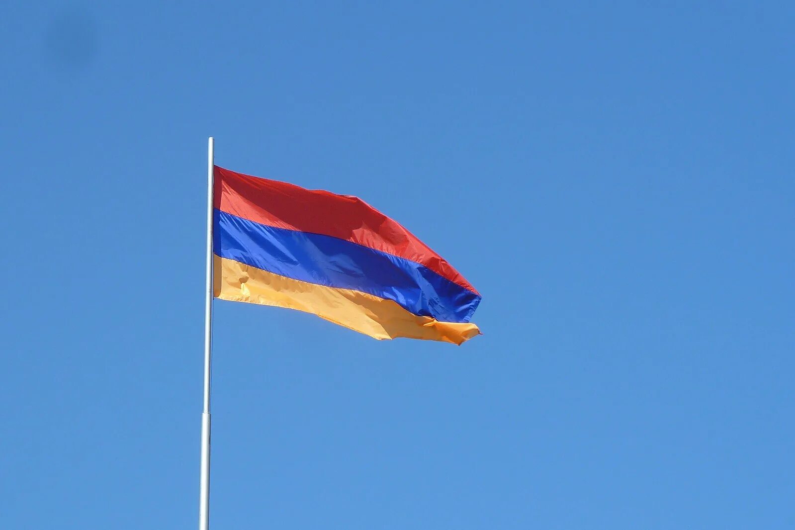 Покажи как выглядит флаг армении Файл:Flag of Armenia in Yerevan.JPG - Википедия