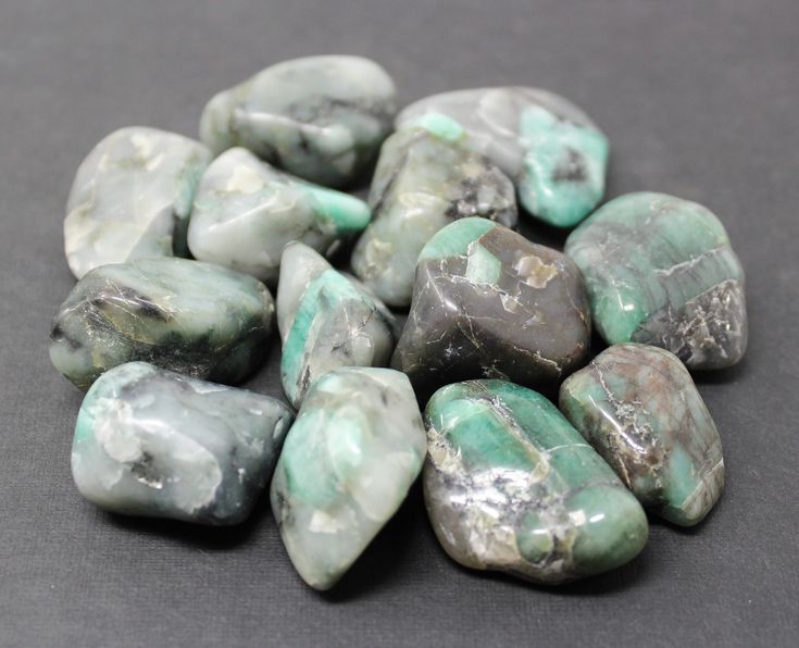 Покажи как выглядит камень Emerald Tumbled Stones: Choose How Many Pieces premium Quality 'A' Grade - Etsy 