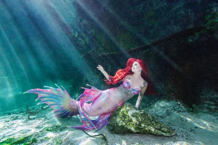 This woman is a professional mermaid and the pics are INCREDIBLE Mermaid picture