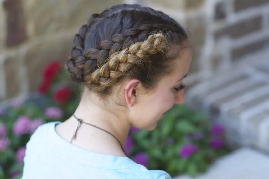 Покажи какую прическу можно заплести Easy Fold-Up Braids Back-to-School Hairstyles Hairstyles for school, Cute hairst