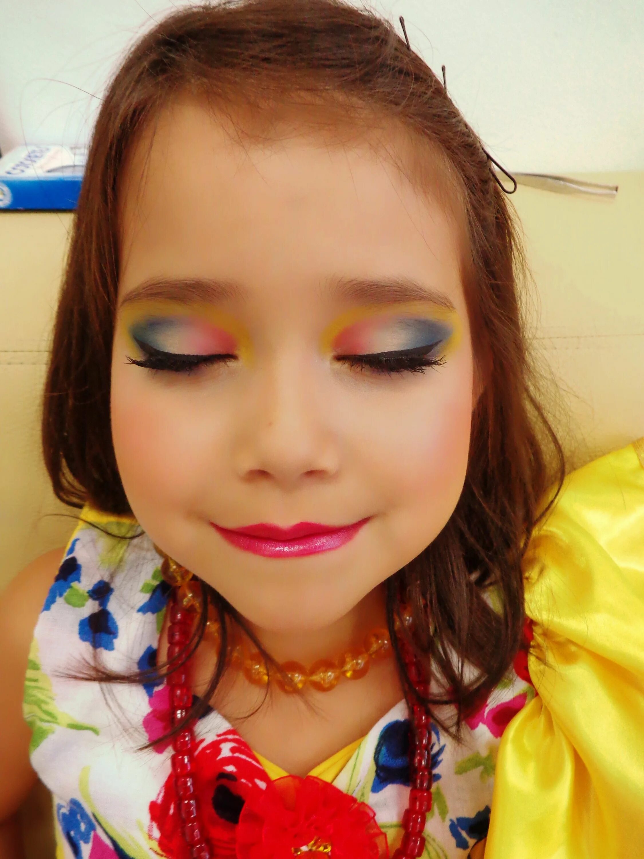 Покажи красивый макияж детскими тенями для детей Maquiagem bem colorida para apresentação de ballet. #kidsmakeup #maquiagem #maqu