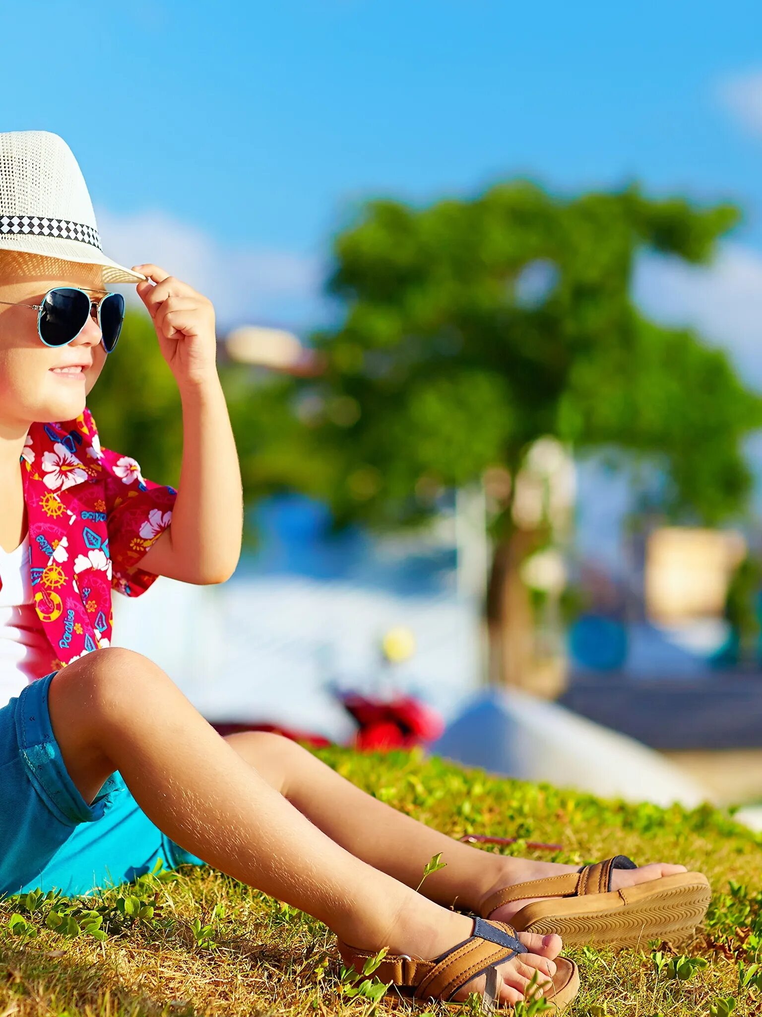 Покажи летние фото Download wallpapers and images boy, sitting, sunglasses, hat, summer, grass, sun