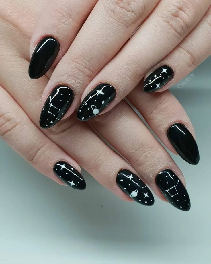 Покажи маникюр черный Night sky Stars Black acrylic nails, Witchy nails, Silver nails