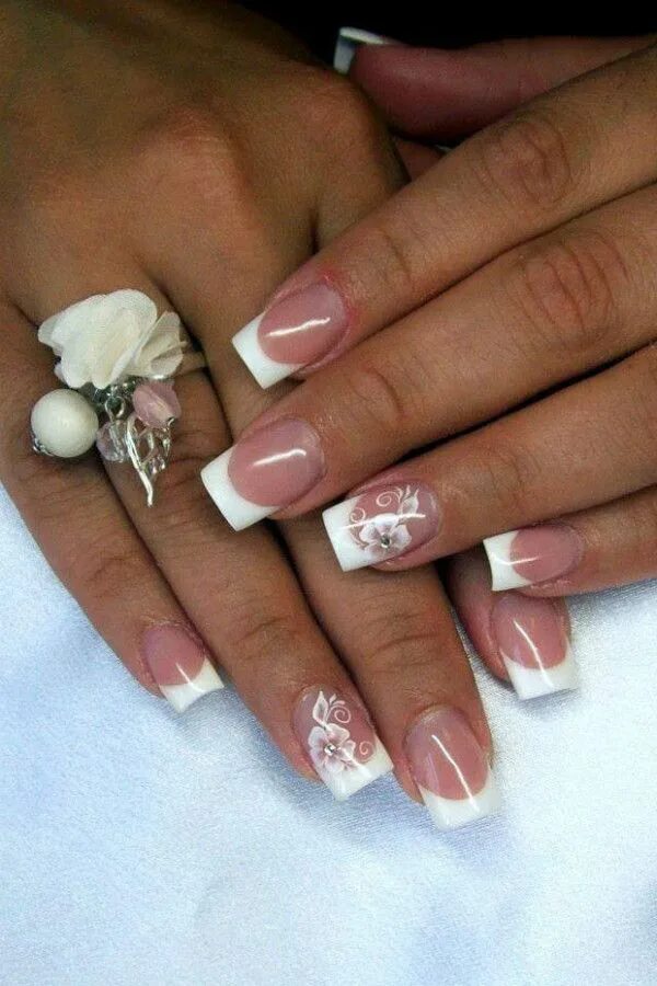 Покажи маникюр френч белый 5 manicures para novia!! Elige la tuya French tip nail designs, Flower nails, We