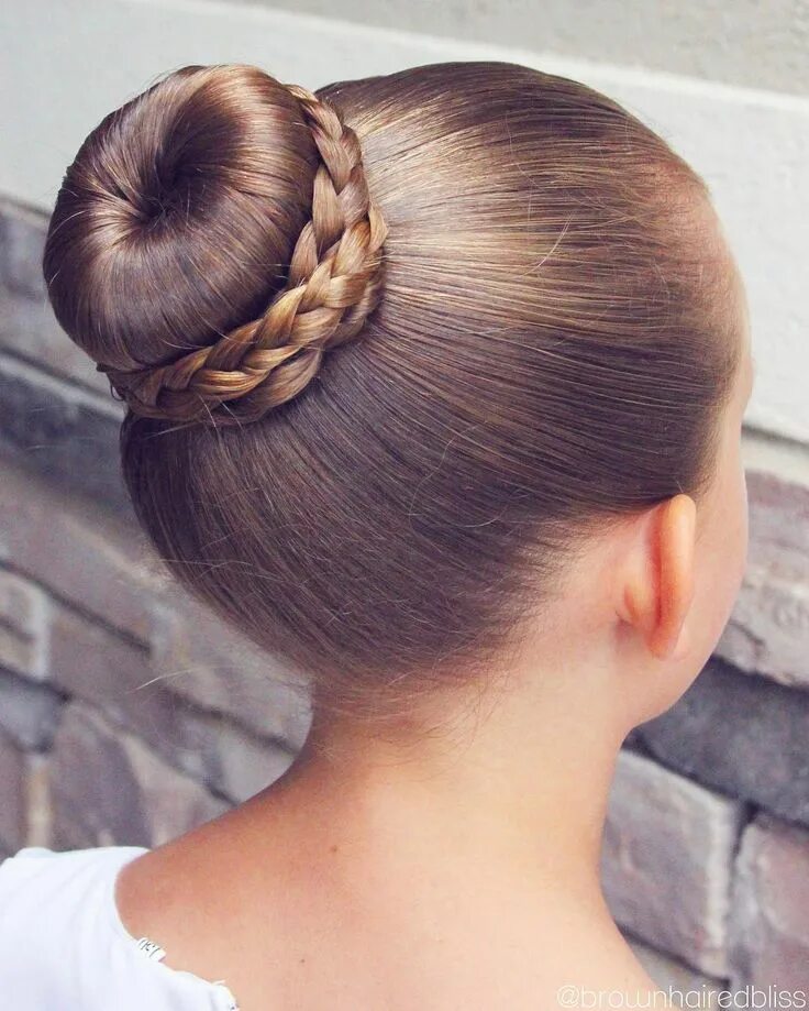 Покажи мне прически Ballet Bun with braids wrapped around. Dance hairstyles, Ballerina hairstyles, C