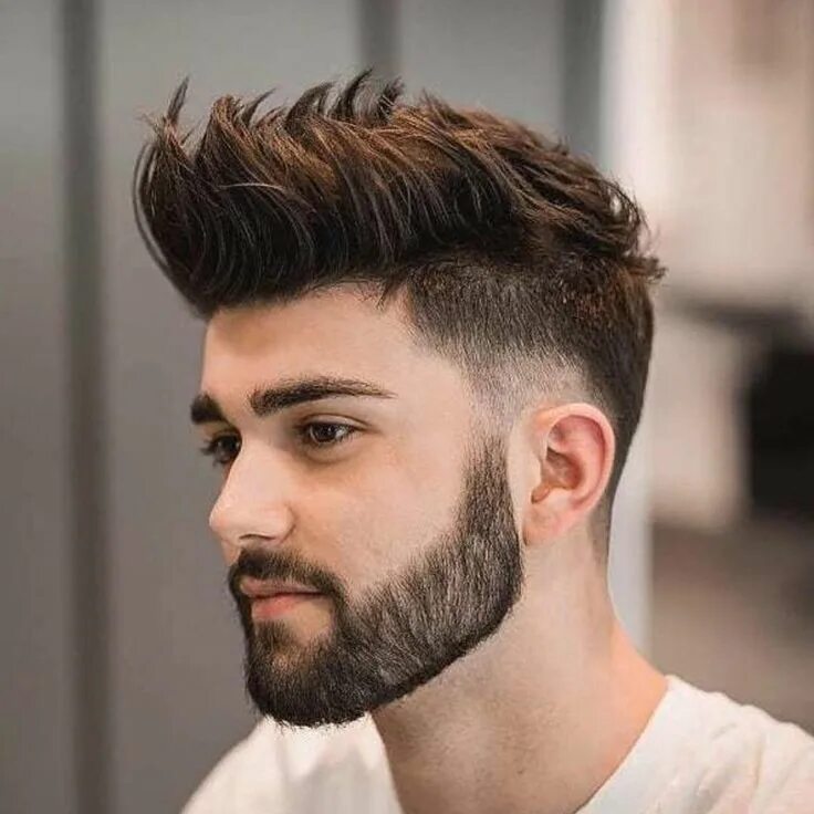 Покажи модные мужские прически L’image contient peut-être : 1 personne, barbe et gros plan Mens haircuts fade, 