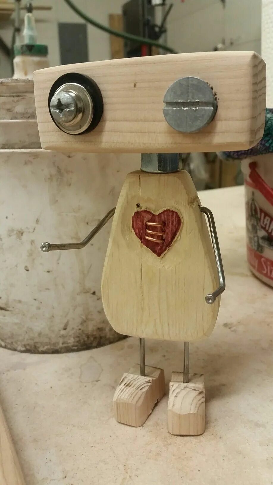 Покажи поделки самоделки как сделать Mended Heart Robot. Kinder basteln holz, Projekte aus altholz, Diy holz